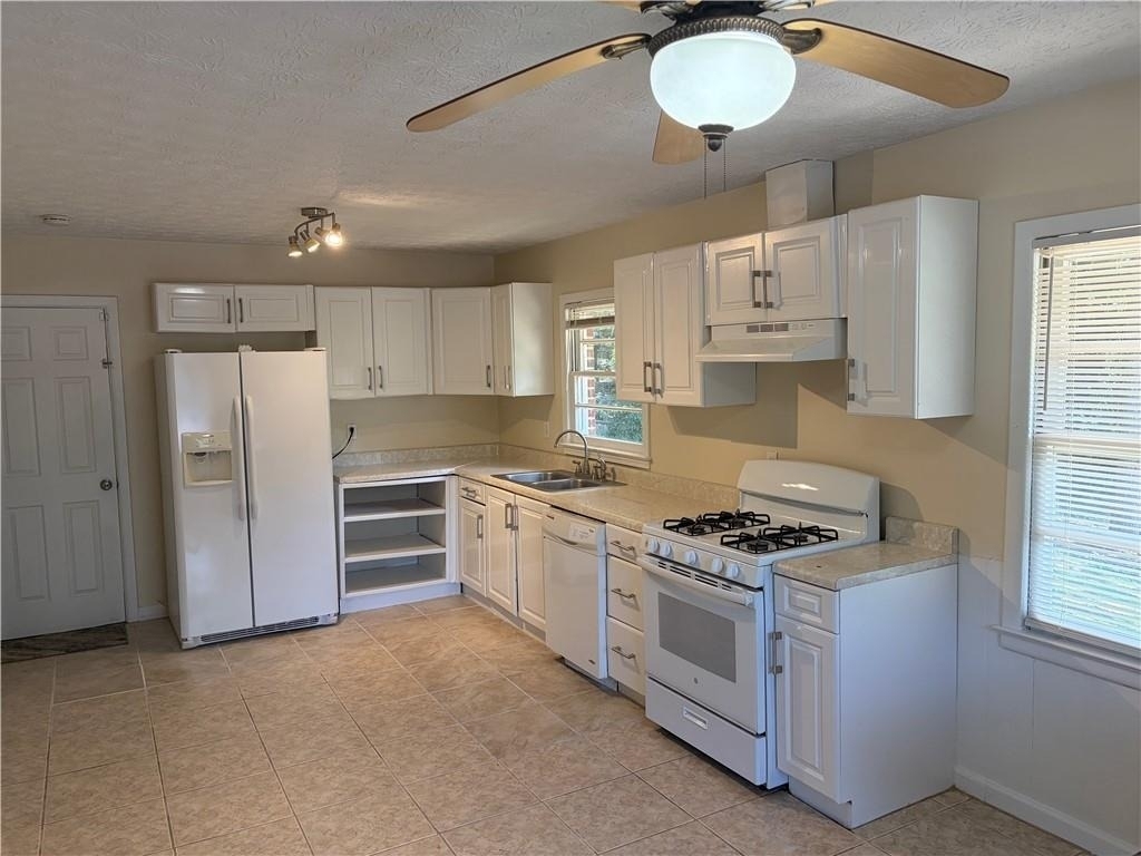 2064 Montrose Drive - Photo 4