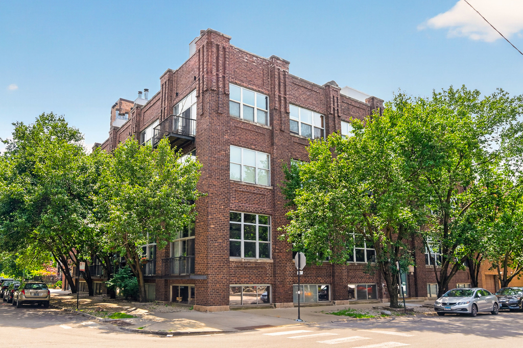 2201 W Wabansia Avenue - Photo 0
