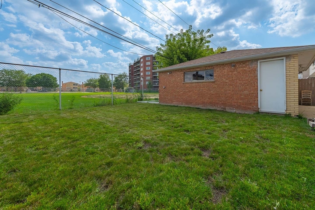 8465 W Berwyn Avenue - Photo 27