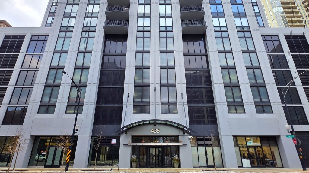 435 W Erie Street - Photo 0