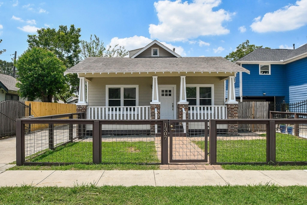 1307 Walton Street - Photo 0