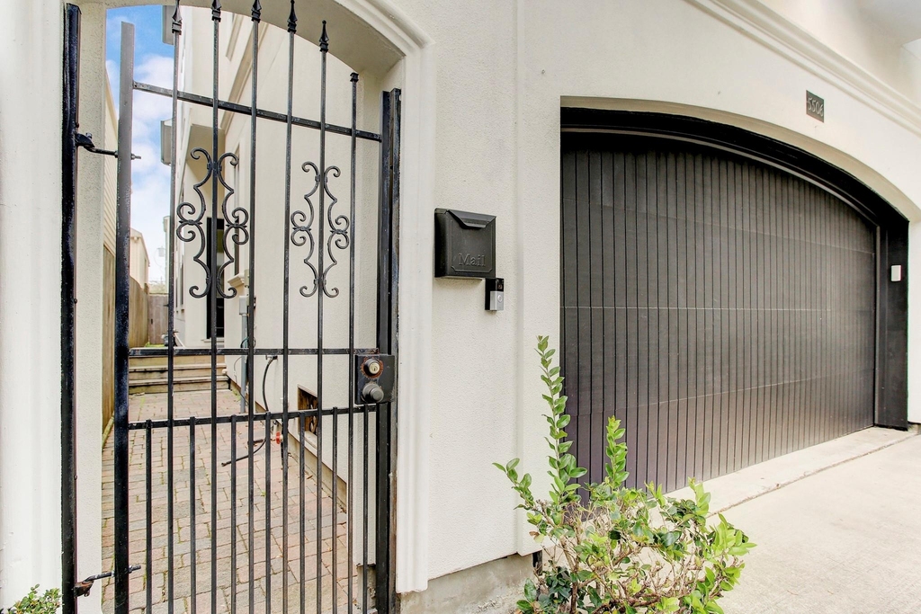 5506 Darling Street - Photo 1
