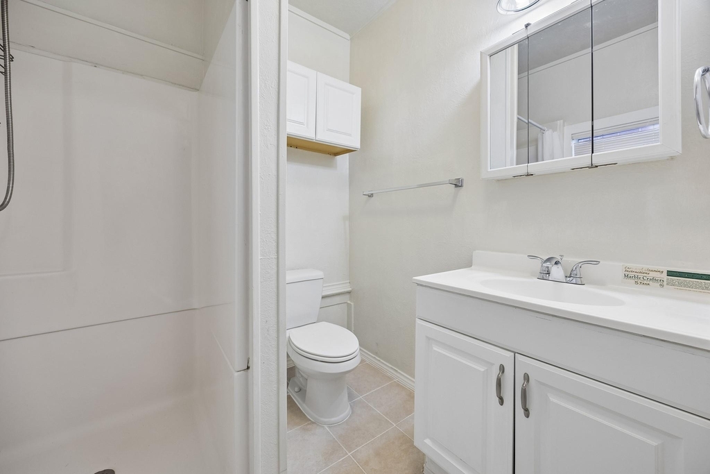 2010 Crocker Street - Photo 7