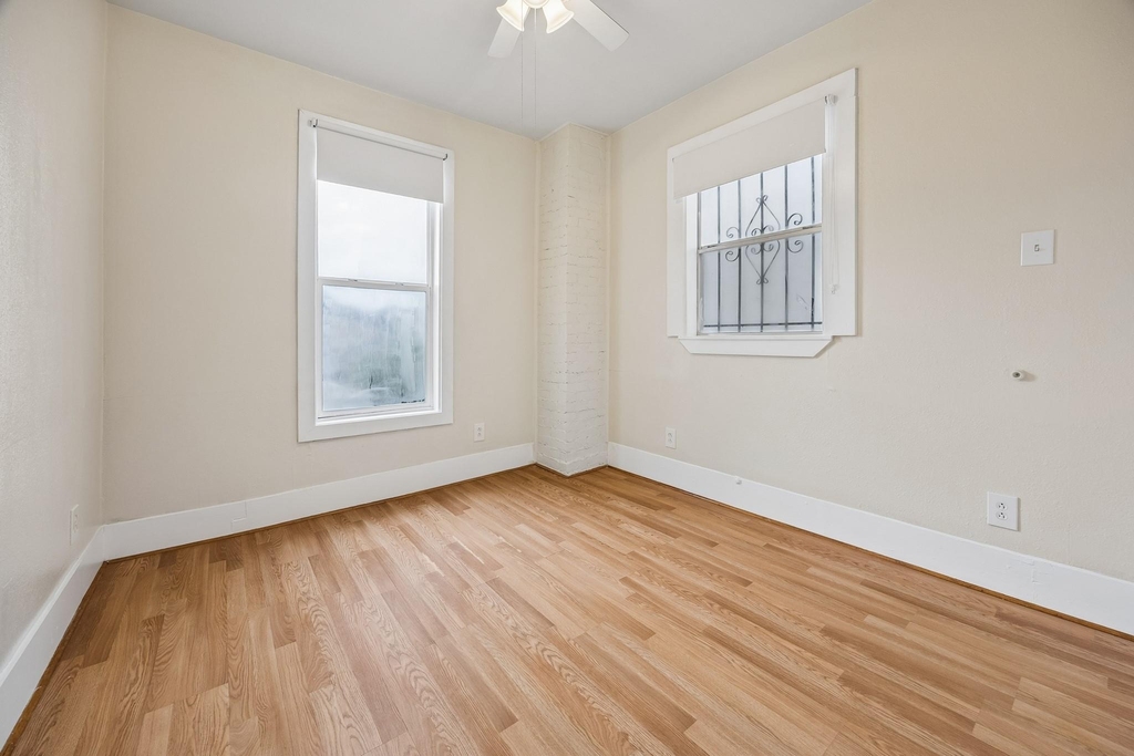 2010 Crocker Street - Photo 6