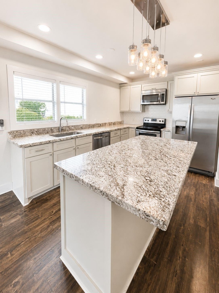 1624 Sealy - Photo 1