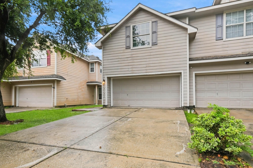 13107 Peppergate Lane - Photo 0