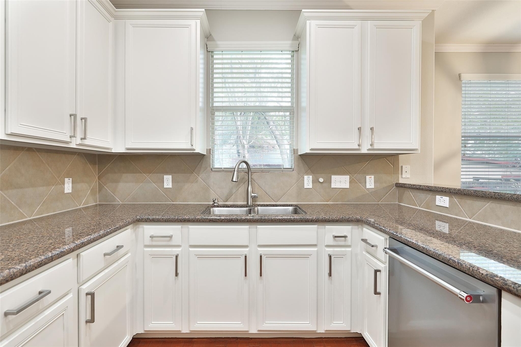 1422 W 24th Street - Photo 6