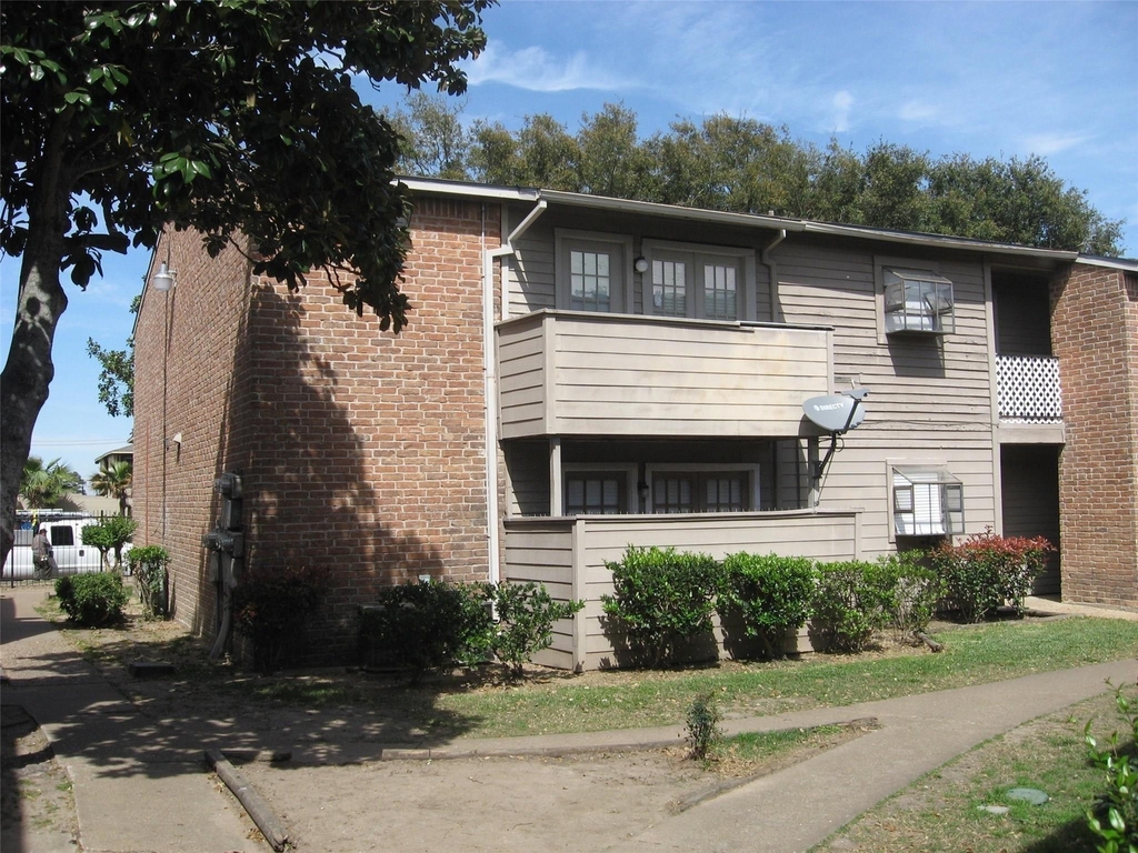 10603 S Wilcrest Drive - Photo 0