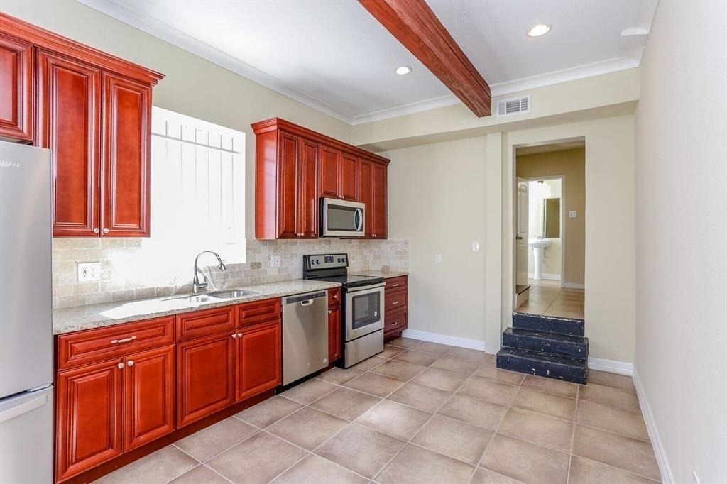 612 W Alabama Street - Photo 2