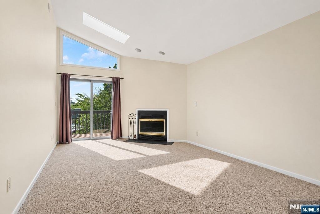 555 Riverside - Photo 4