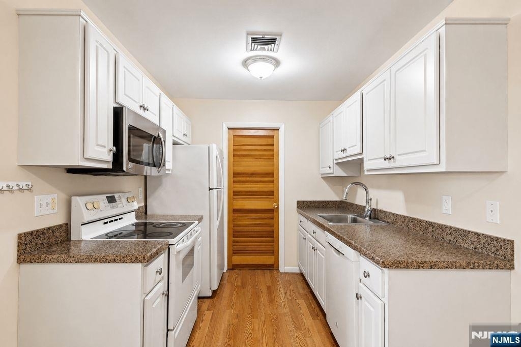 555 Riverside - Photo 11