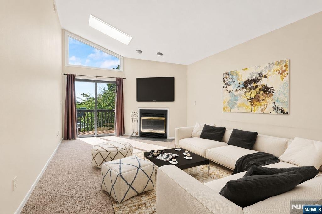 555 Riverside - Photo 3