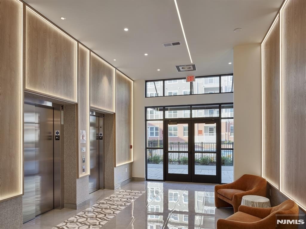 100 Eisenhower - Photo 1