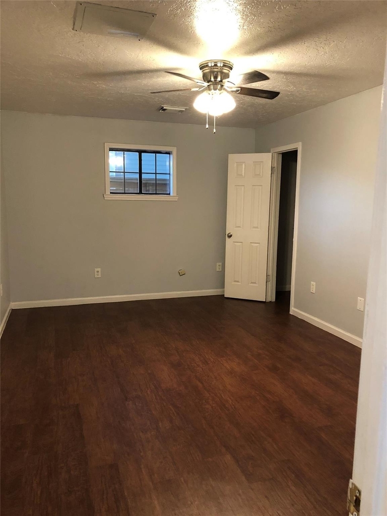 543 W 27th Street - Photo 9