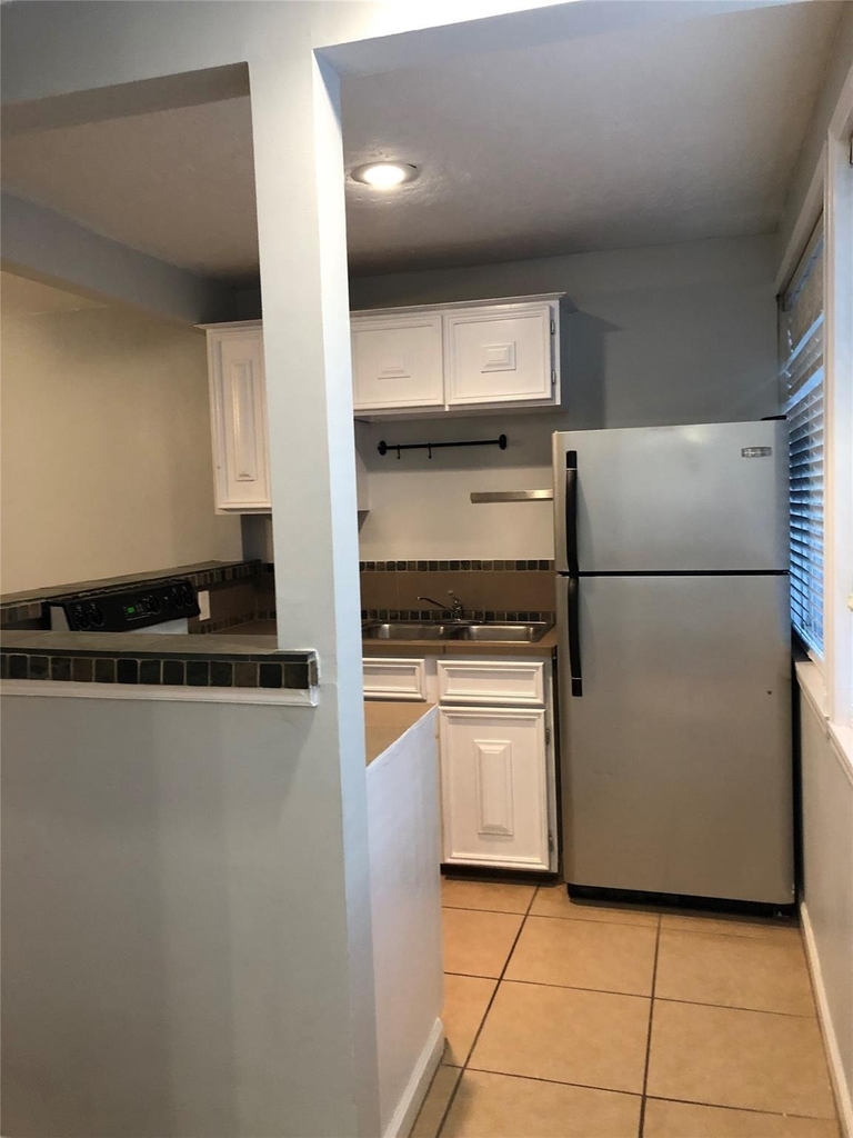 543 W 27th Street - Photo 4