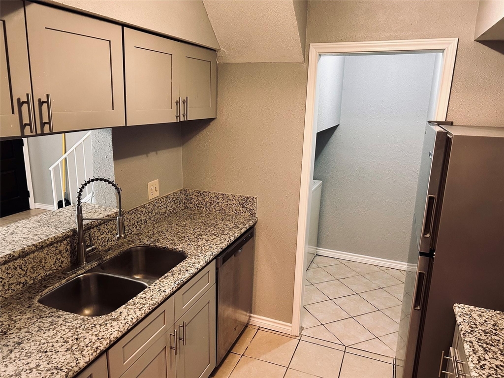 720 Memorial Mews Street - Photo 4