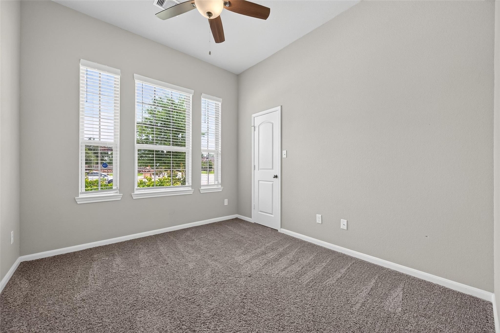 305 Brocks Court - Photo 18