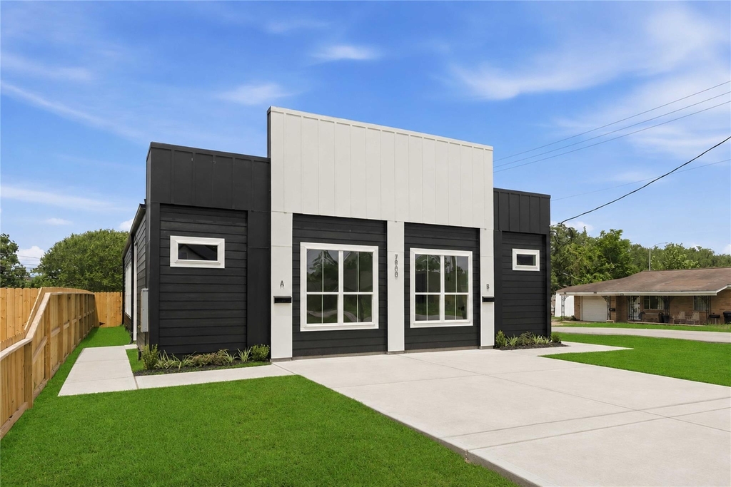 7900 Bowen Street - Photo 0