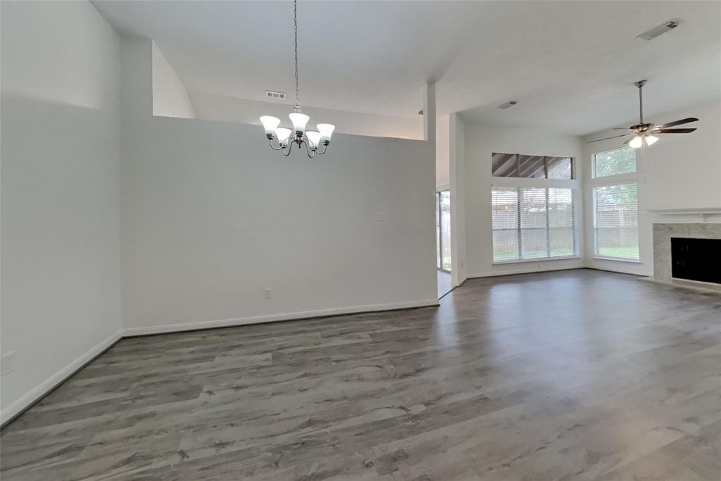 1915 Creston Drive - Photo 3