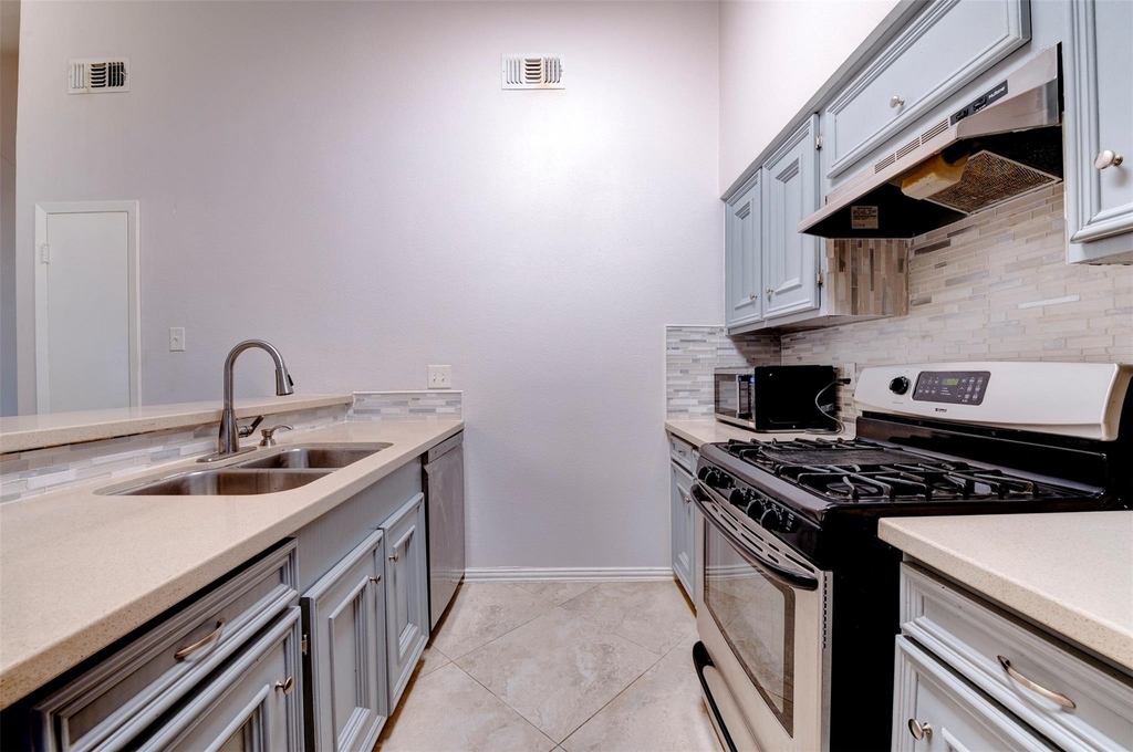 10703 Highland Woods Drive - Photo 26