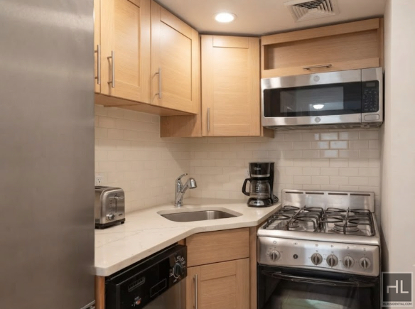 1 Avenue - Photo 2