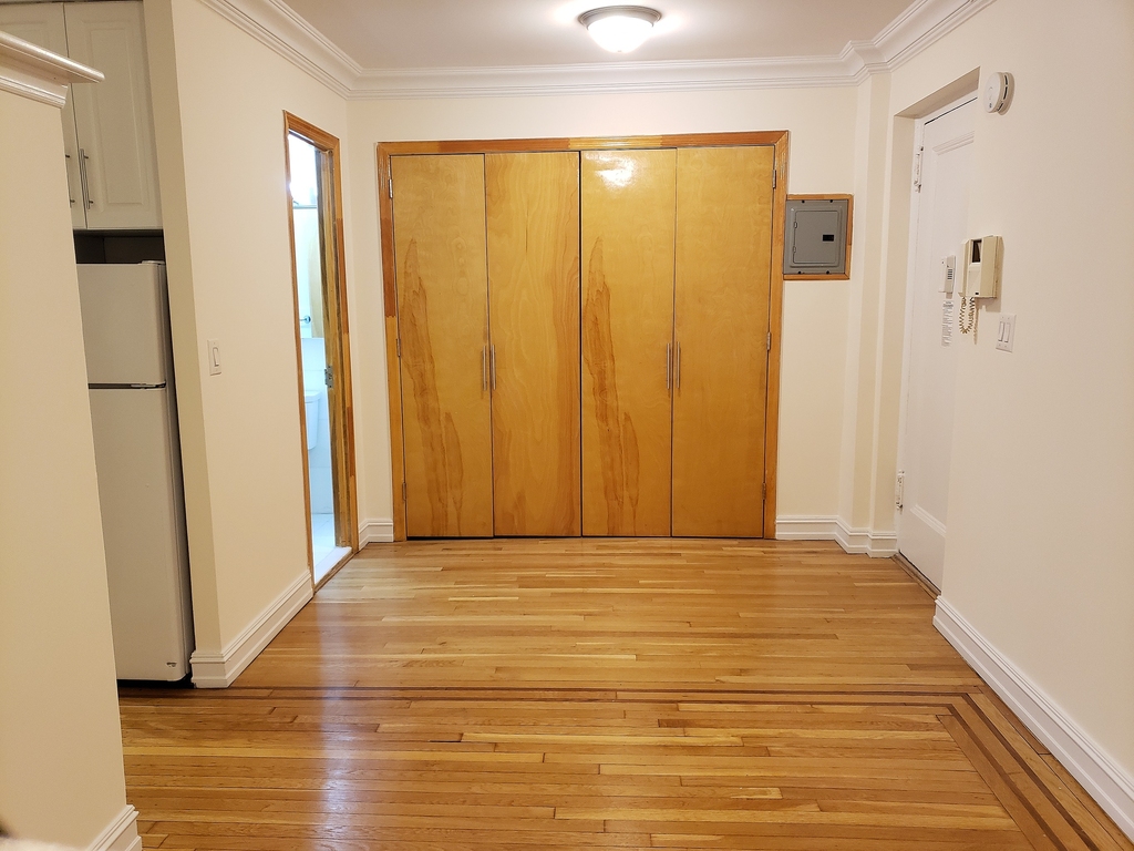 East 51 Street - Photo 1