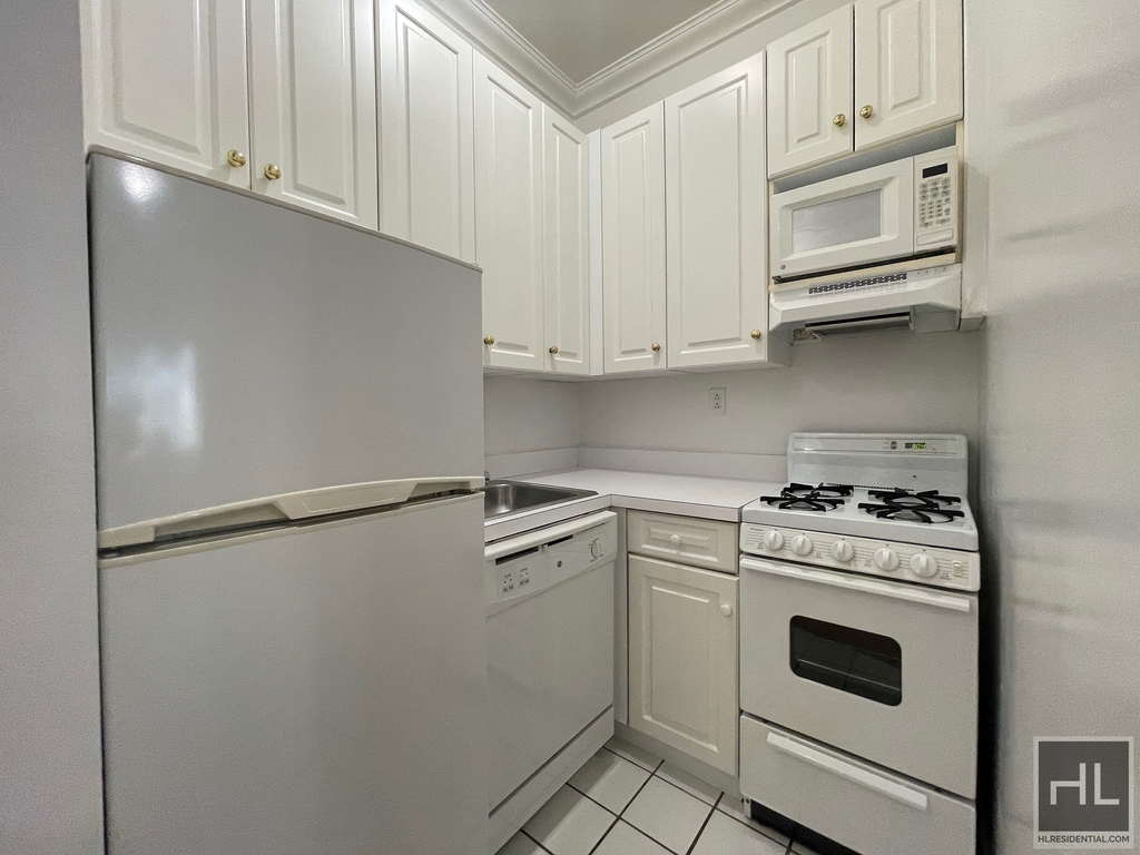 York Avenue - Photo 2