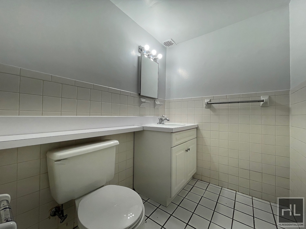 York Avenue - Photo 3