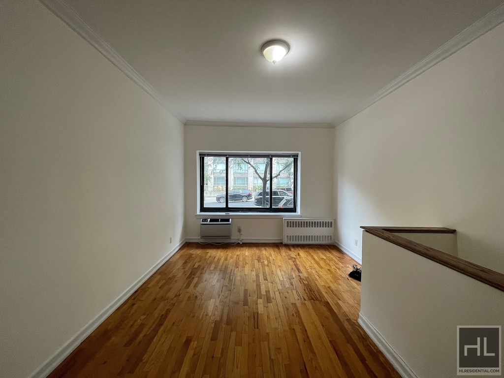 York Avenue - Photo 1