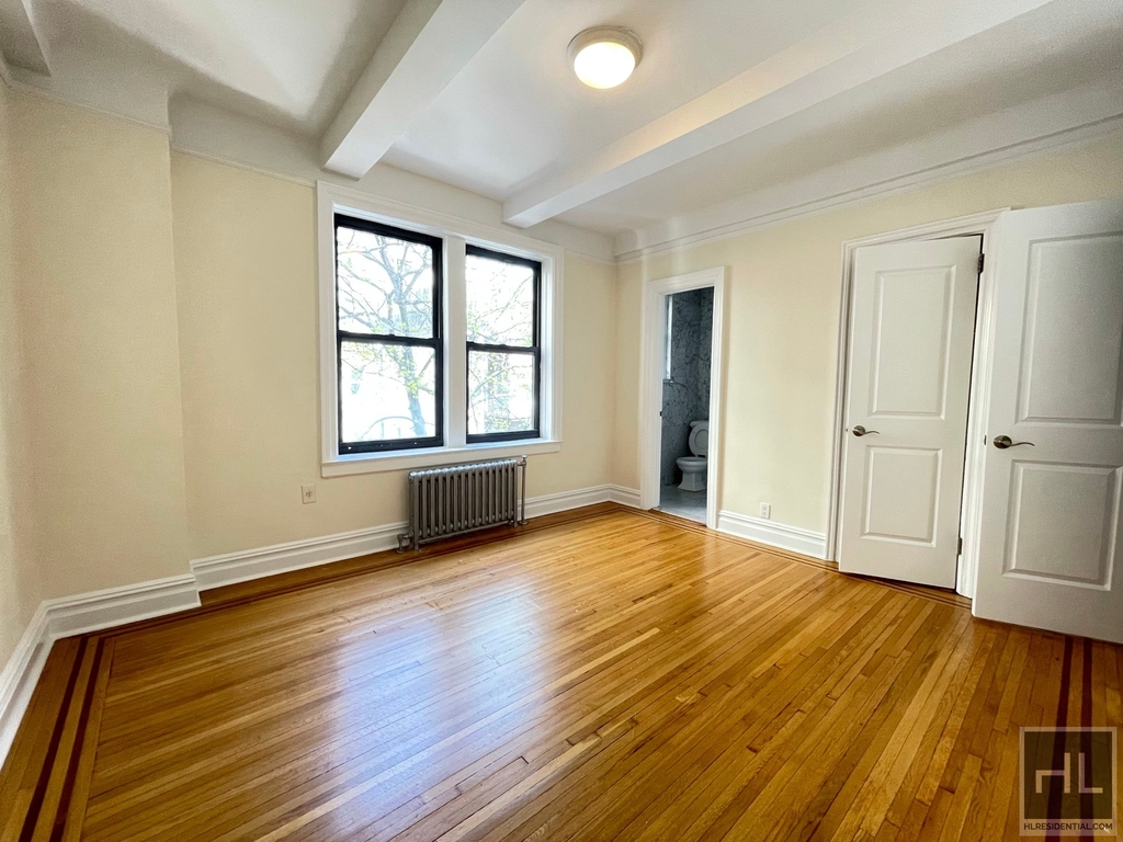 East 92 Street - Photo 0