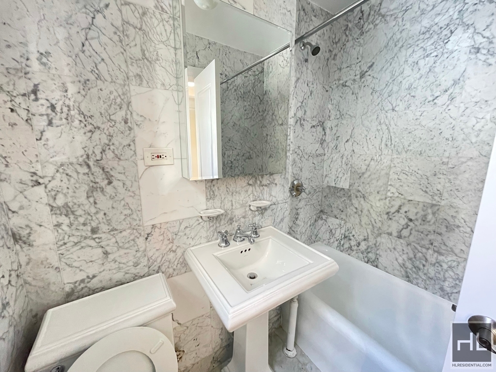 East 92 Street - Photo 4