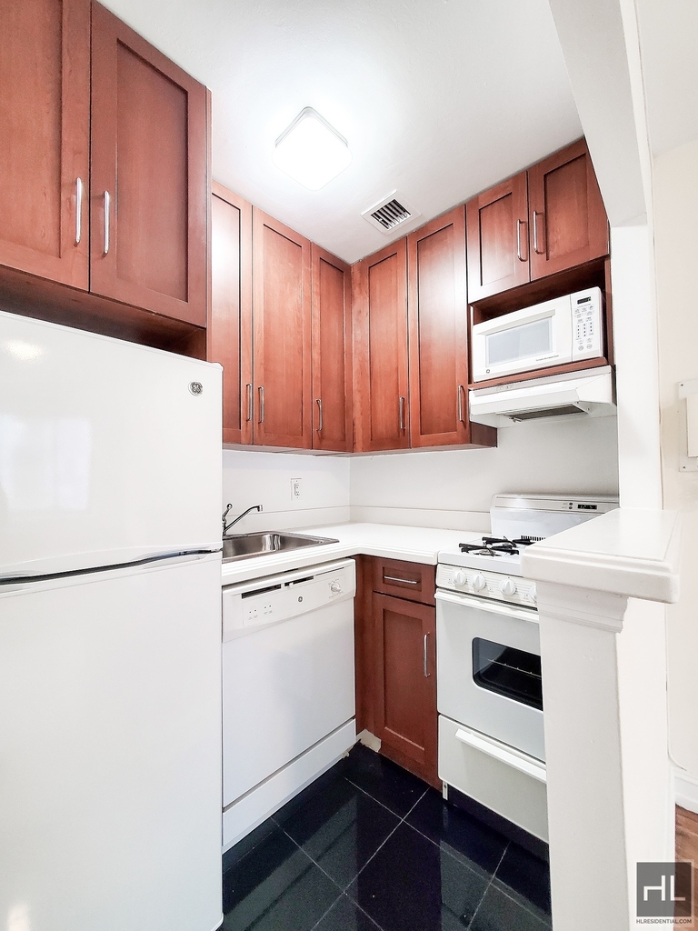 York Avenue - Photo 1