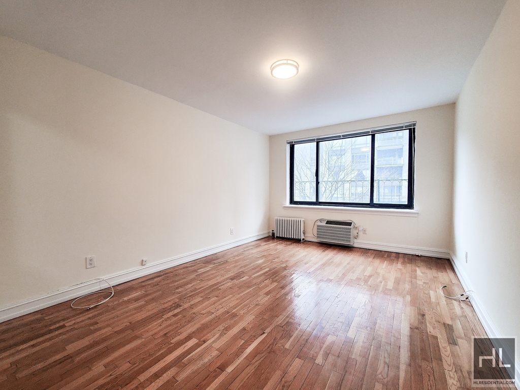 York Avenue - Photo 2