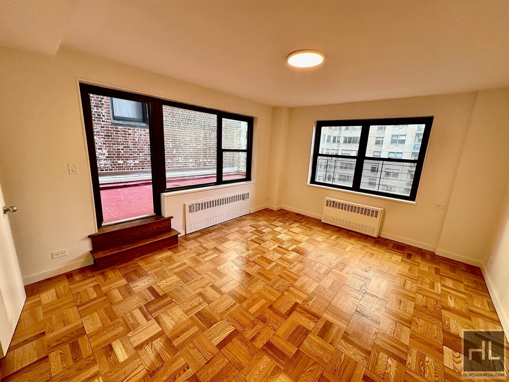 East 55 Street - Photo 0