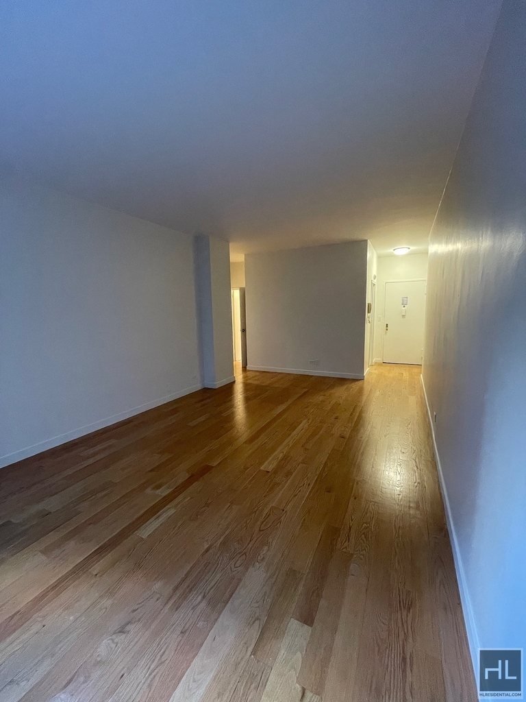 East 49 Street - Photo 1
