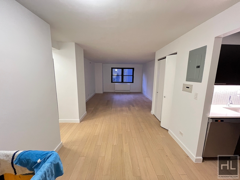 East 39th Street - Photo 6