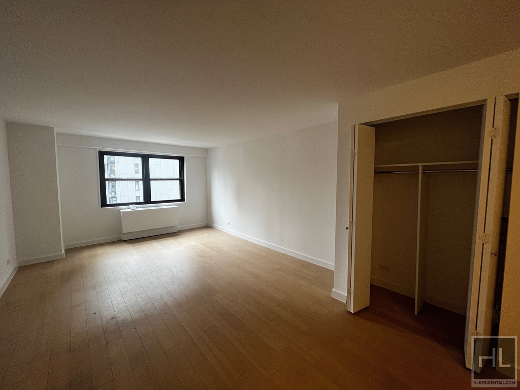East 39th Street - Photo 0