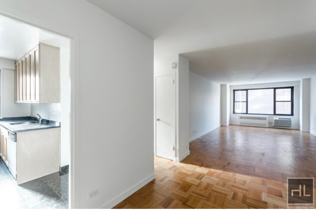 Fourth Avenue - Photo 3