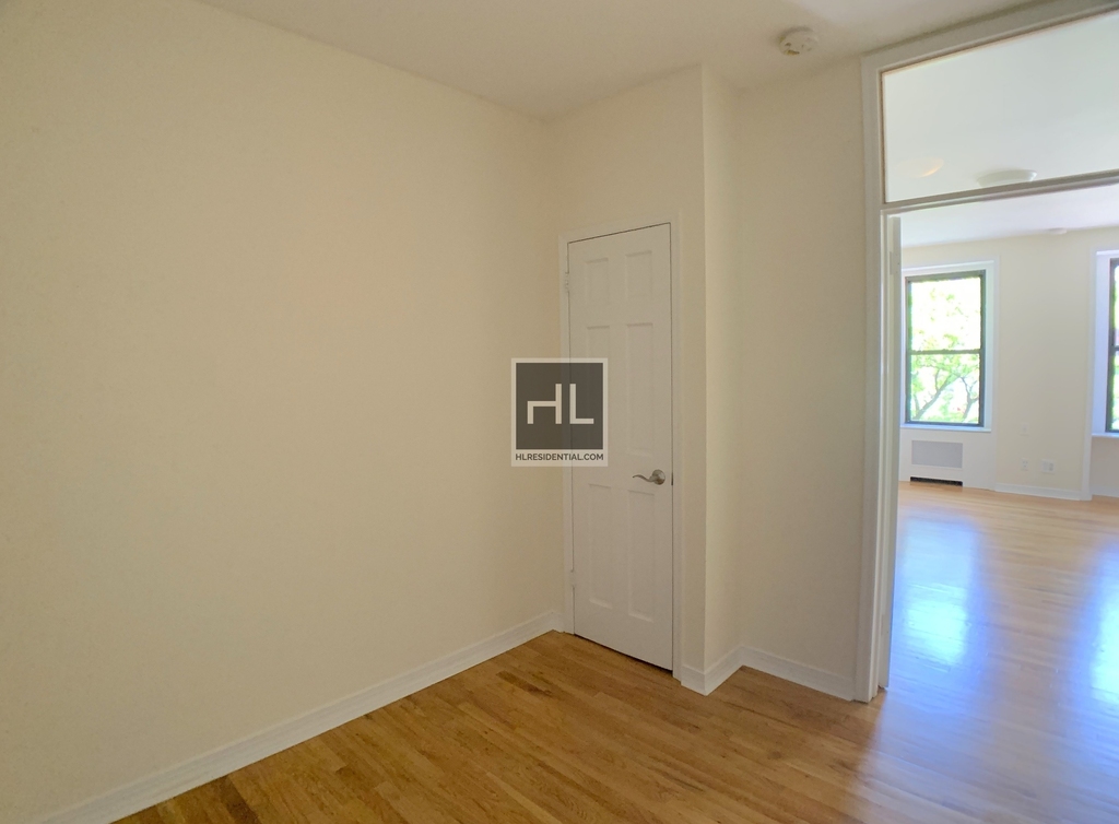 East 7 Street - Photo 3