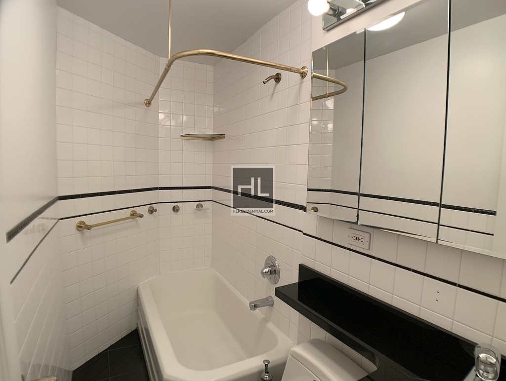 East 7 Street - Photo 5