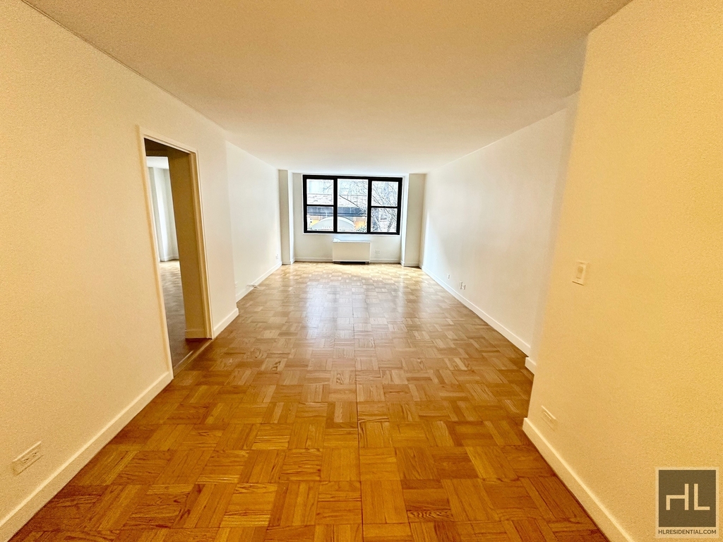 East 49 Street - Photo 1