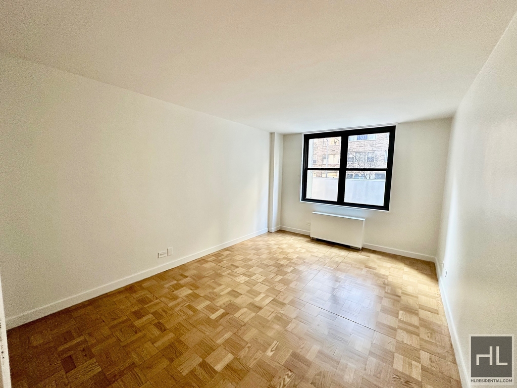 East 49 Street - Photo 4