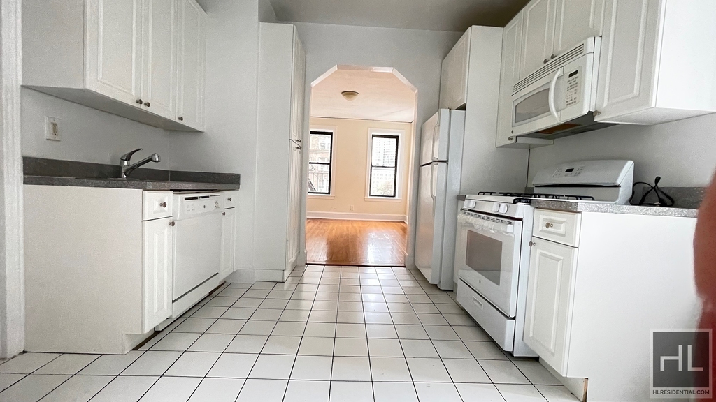 East 38th Street - Photo 4