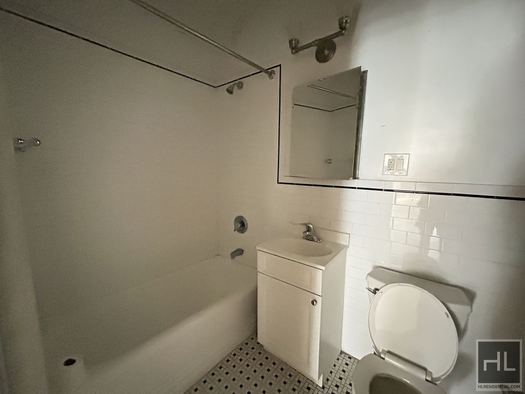 East 89 Street - Photo 4