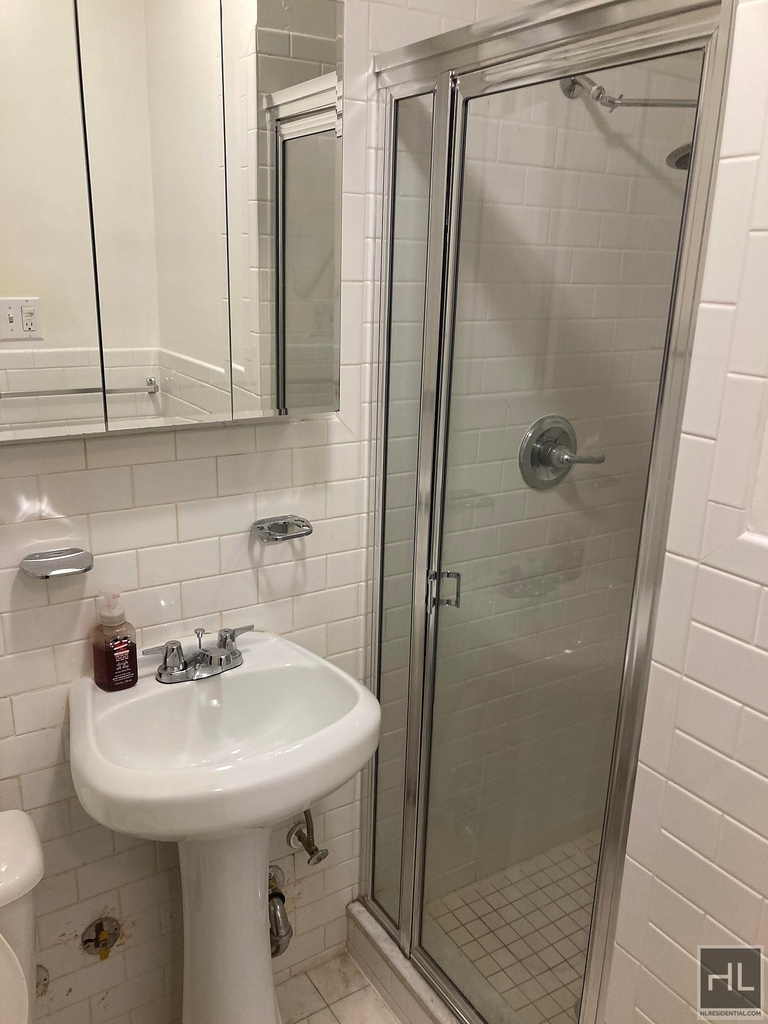 East 65 Street - Photo 6