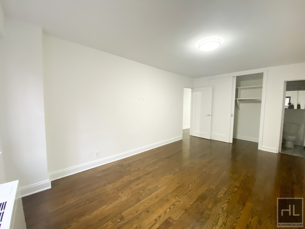 East 56 Street - Photo 0