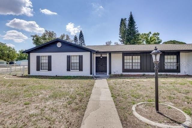 920 Lakeview Drive - Photo 1