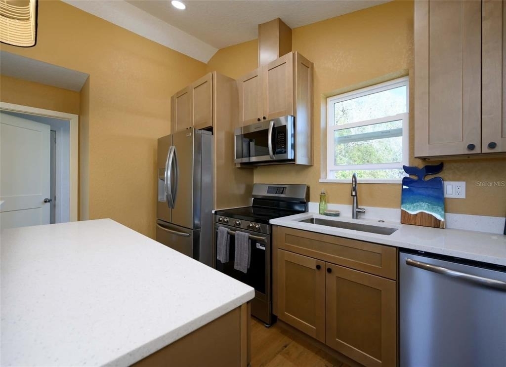 2324 1/2 Burlington Ave N N - Photo 4