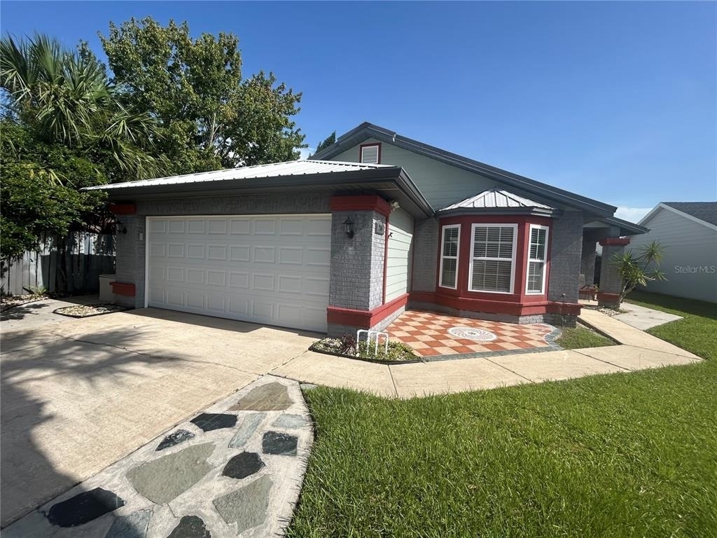 206 Hollywood Court N - Photo 0