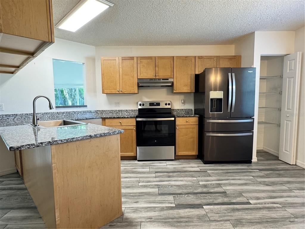 215 Fernwood St - Photo 2